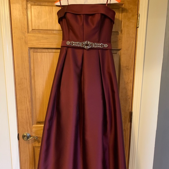 Long burgundy formal - Picture 1 of 6